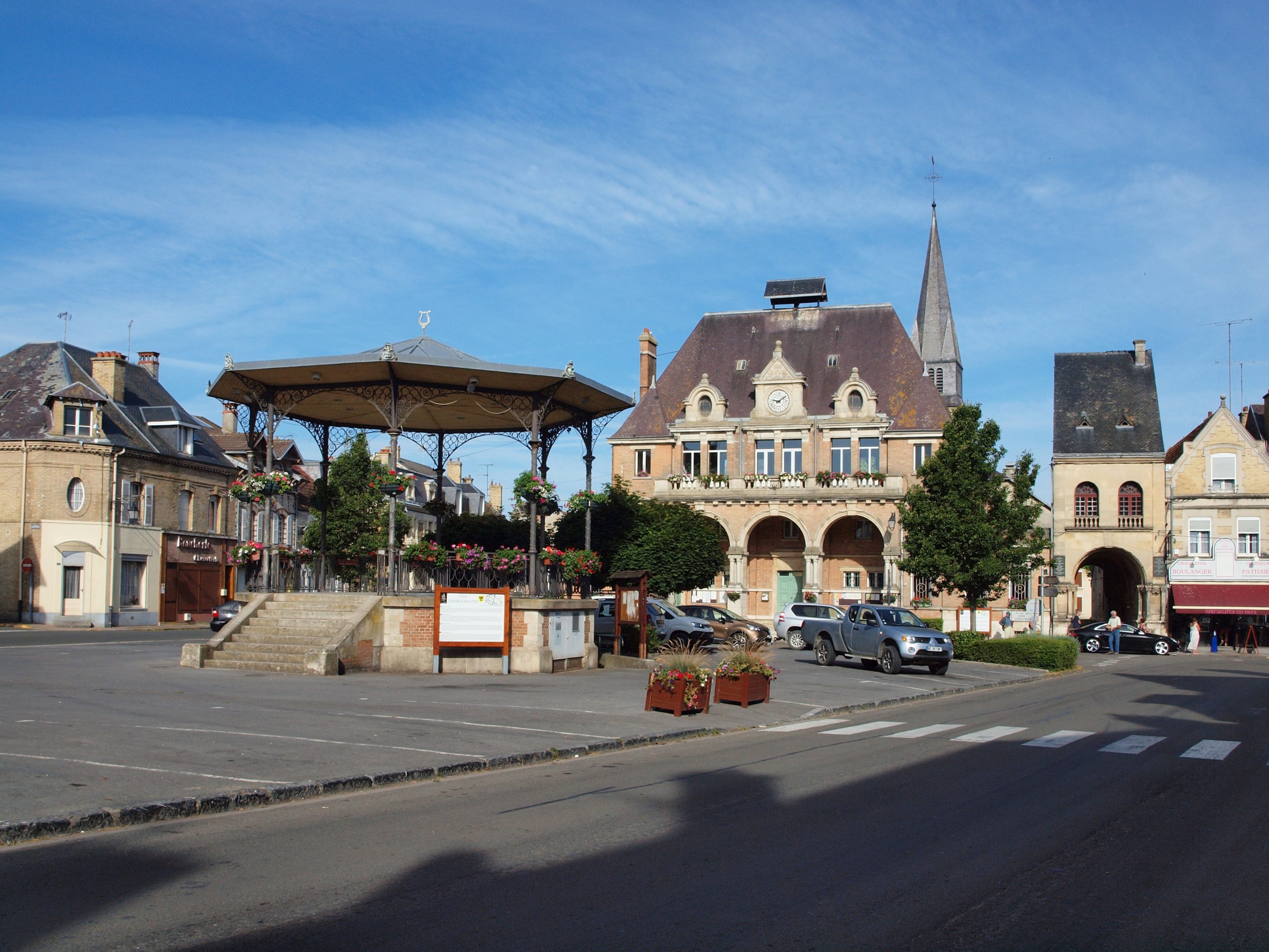 Place d'Attigny dans le département de l'Aisne